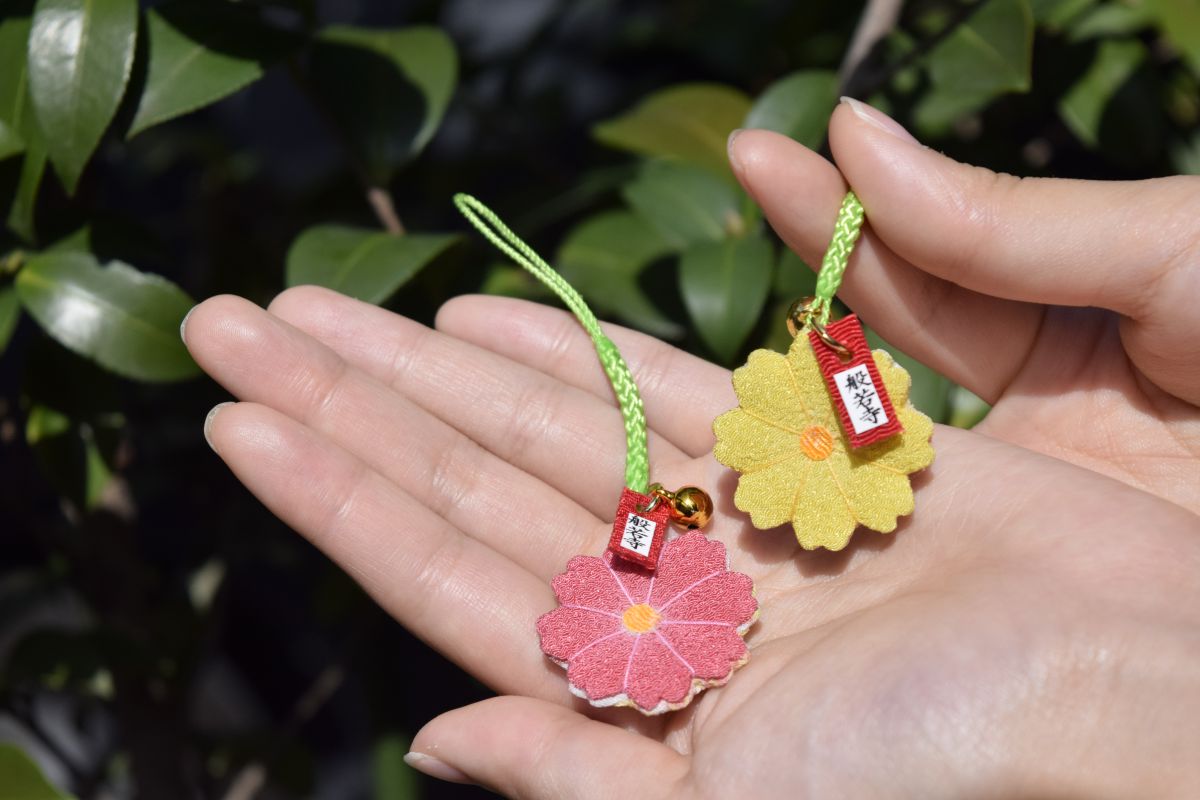 「コスモスお守り」各700円