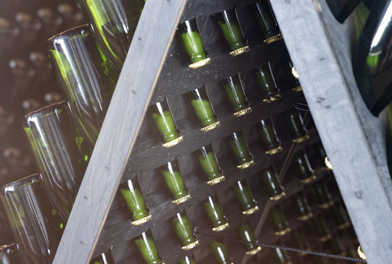 ガラス越しに見たルミアージュ中のボトル。二次発酵後は臥龍棟のセラーなどで熟成させ、3年の歳月をかけて完成へ