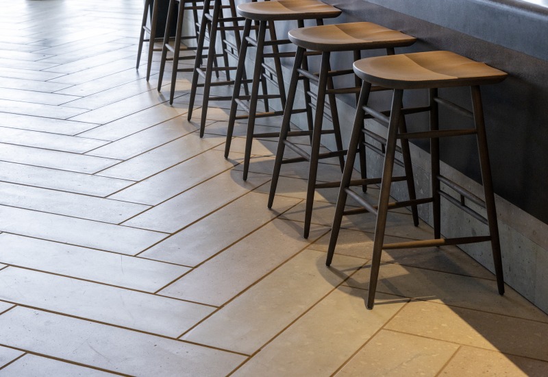 笏谷石をヘリンボーン状に敷き詰めた床