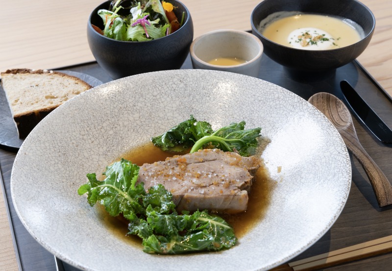 「ランチ（肉料理）」2800円（フリードリンク込み）。提供される器や木工品も伝統工芸の職人によるもの