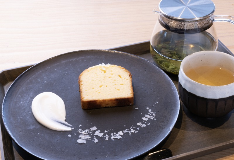 人気定番の「大吟醸と塩のケーキ」。ティータイムはコーヒー付きで980円、ランチのデザートにプラスする場合は380円