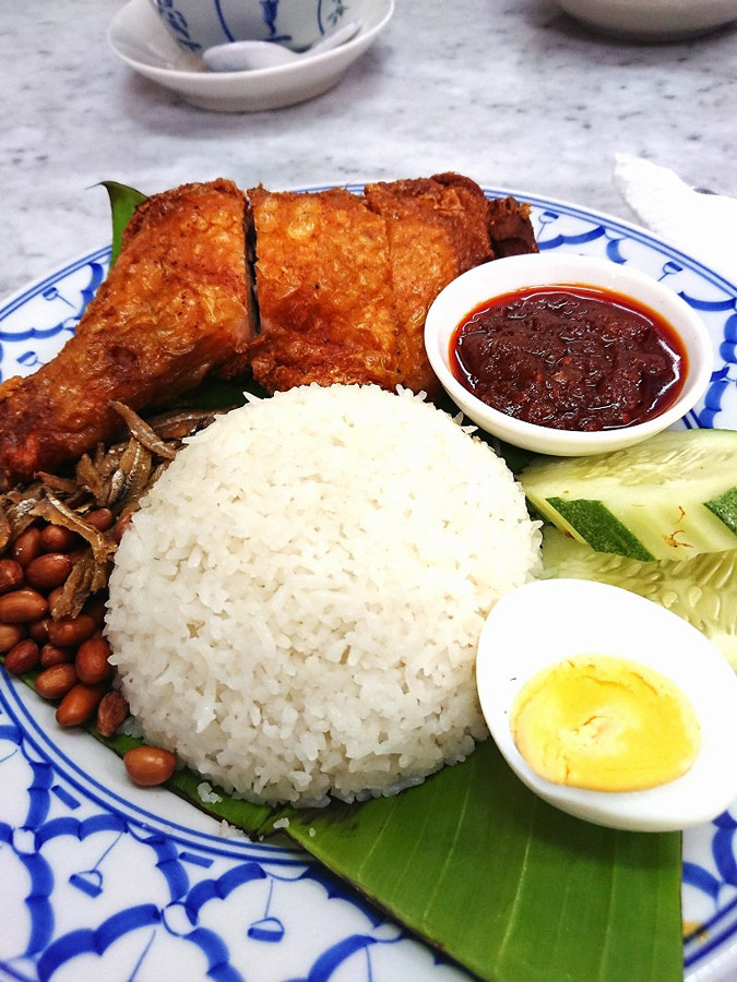 「キャピトル・ナシ・レマ・ウイズ・サンバル・プロウン・プタイ」RM22.90