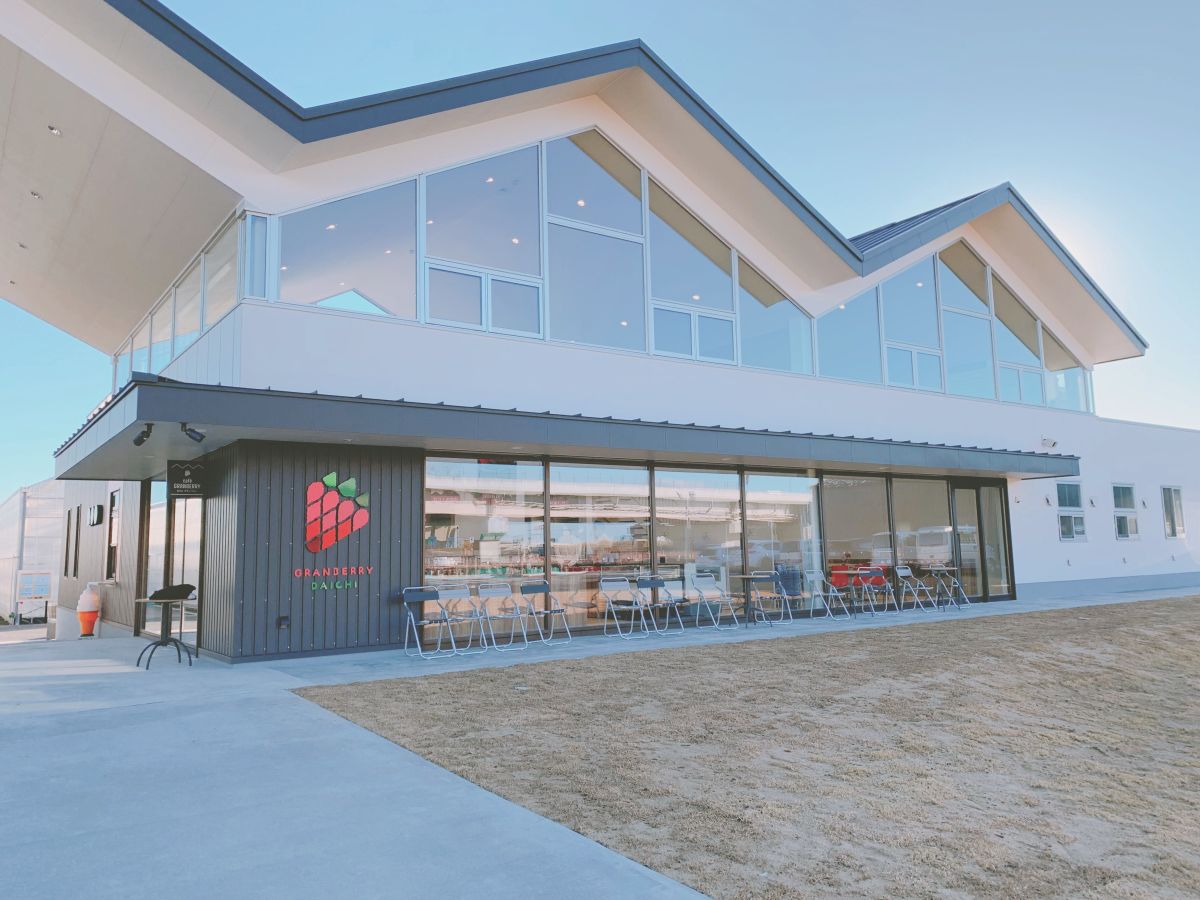 カフェの外観。テラス席もあります