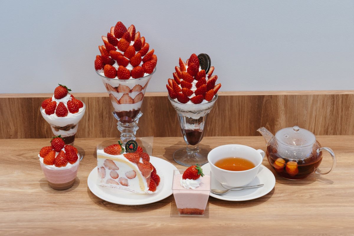 後列左から「ミニパフェ」858円、「いちご尽くしパフェ」3300円、「グランベリーパフェ」1980円、前列左から「いちごチョコムース」495円、「グランベリードーム」880円、「いちごティラミス」495円、「いちごいっぱいティー（ポット）」748円