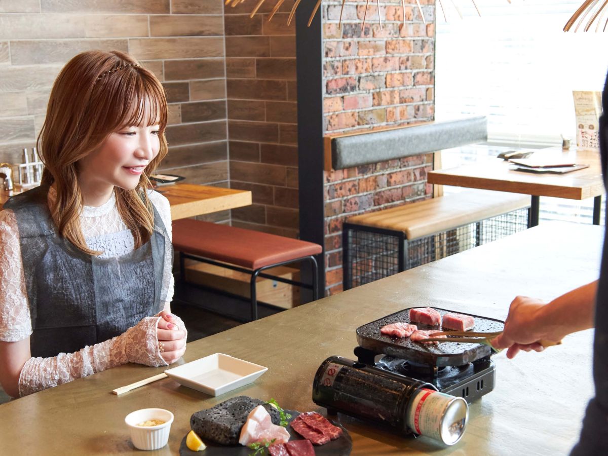お肉はスタッフさんが1枚1枚丁寧に焼いてくれます！