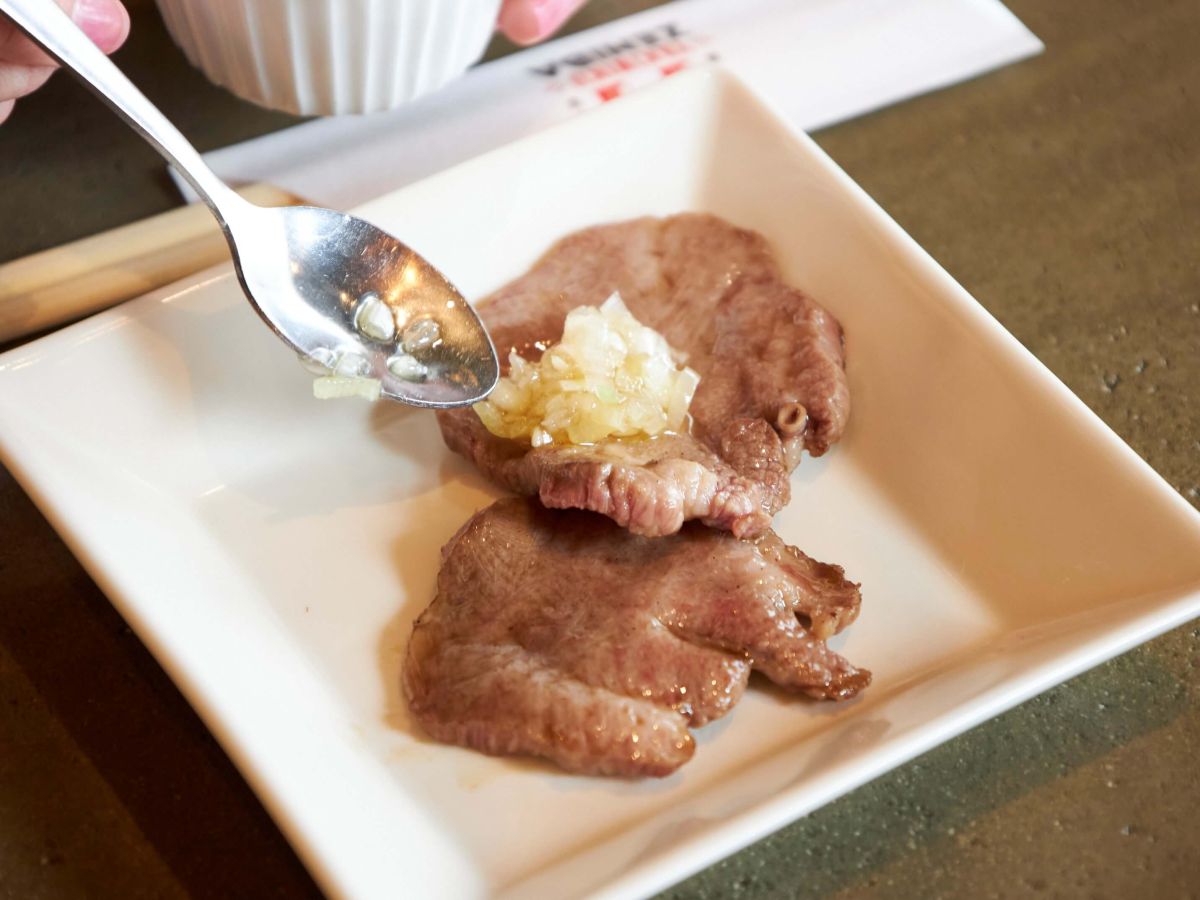 牛タンは、自家製のネギソースをたっぷりかけて召し上がれ♪