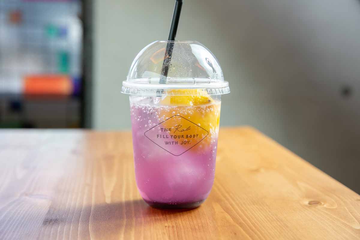 レモンマンゴーシロップを入れると赤紫色に変化!
