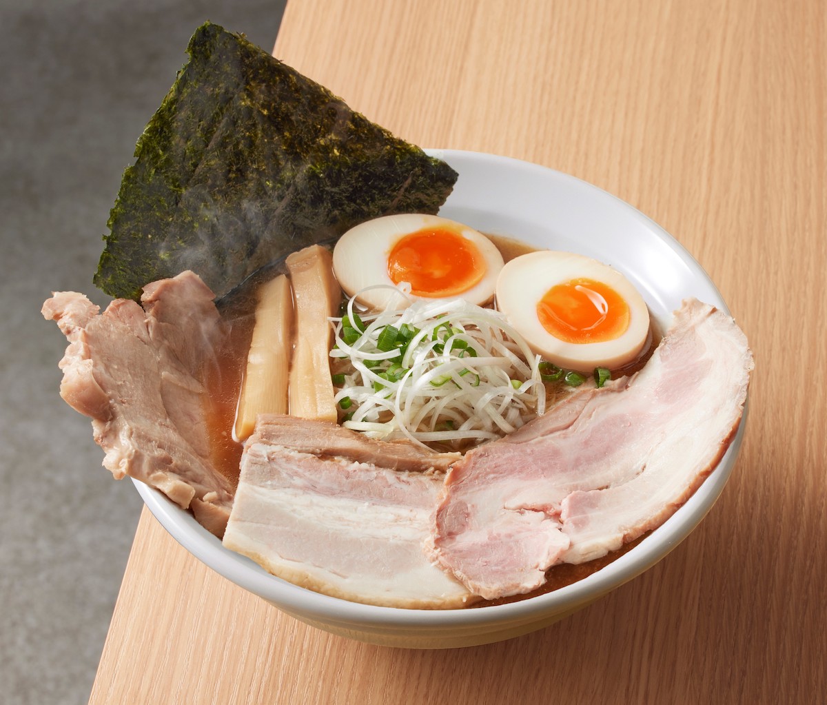 スペシャルトッピング醤油ラーメン(1杯)1281円/麺屋あさひ(旭川市)