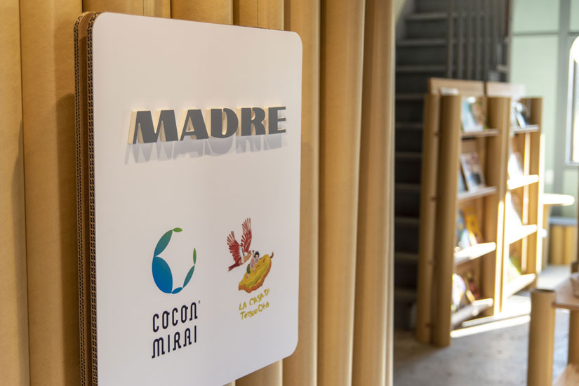 ドアを開けると、シェフが手がける3つのブランドロゴが描かれた看板が