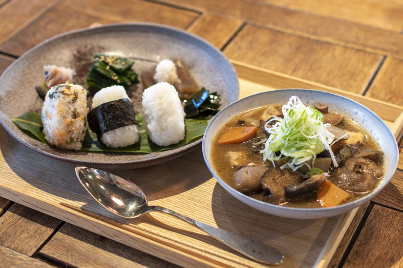 「天然きのこと根菜の豚汁、おむすび」1,430円。豚汁のコウタケ、なめこ、ナラタケなど、力強い味わいは天然きのこならでは