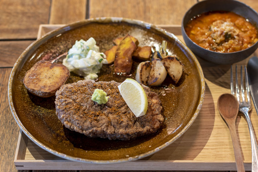 「信州鶏胸肉のバターチキン」2,530円。これまで家庭料理にしか使われてこなかった「凍み大根」が主役のスープは、自家製サワークリームとともに