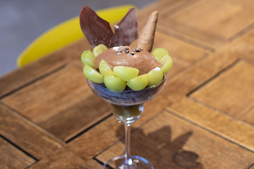 「アマゾンカカオとシャインマスカットのパフェ」1,980円。パフェだけのオーダーもOKです