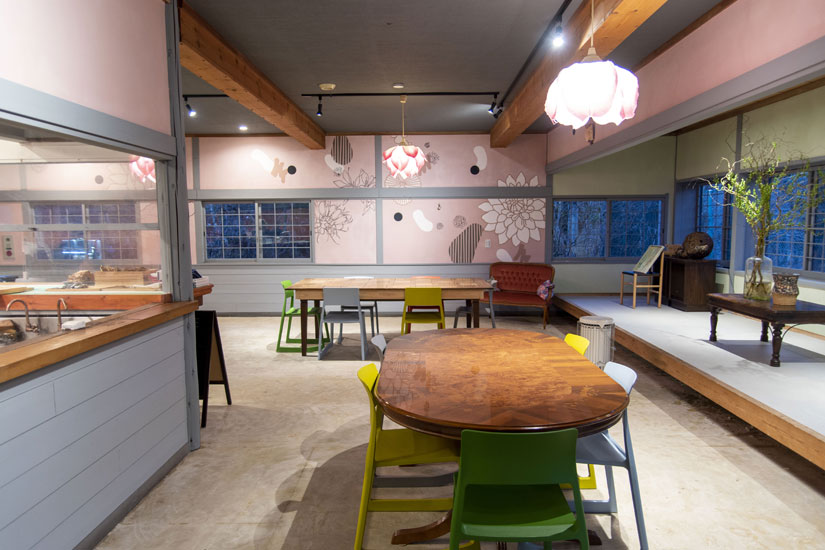 大きな花のアートが壁一面に。ガラス越しにキッチンの様子が見えるのも楽しい