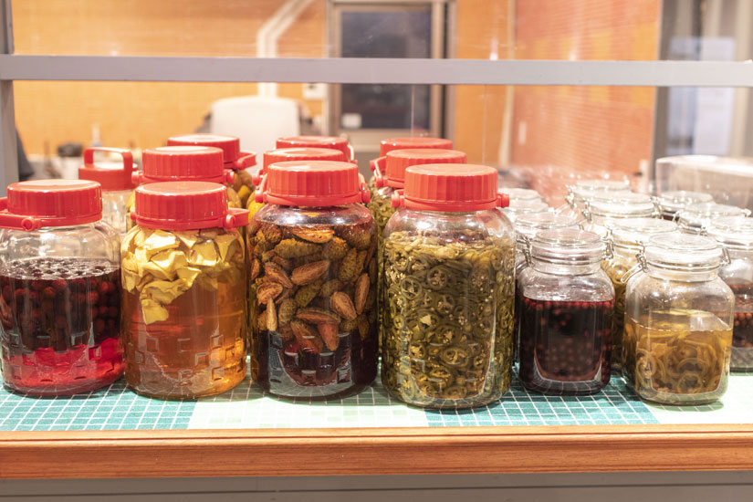 カウンターにはアンズや山ブドウ、ハラペーニョ、松の実のビネガー漬けなどがずらり