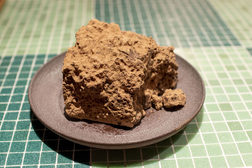 岩のような物体は、自社輸入したカカオ豆から加工したカカオマス。料理にすり下ろして使うこともあるそう