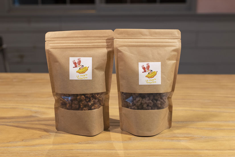 「キャラメルポップコーン」100g864円(左)、「ショコラポップコーン」100g1,350円(右・要冷蔵)。濃厚で複雑な味わいがクセになります