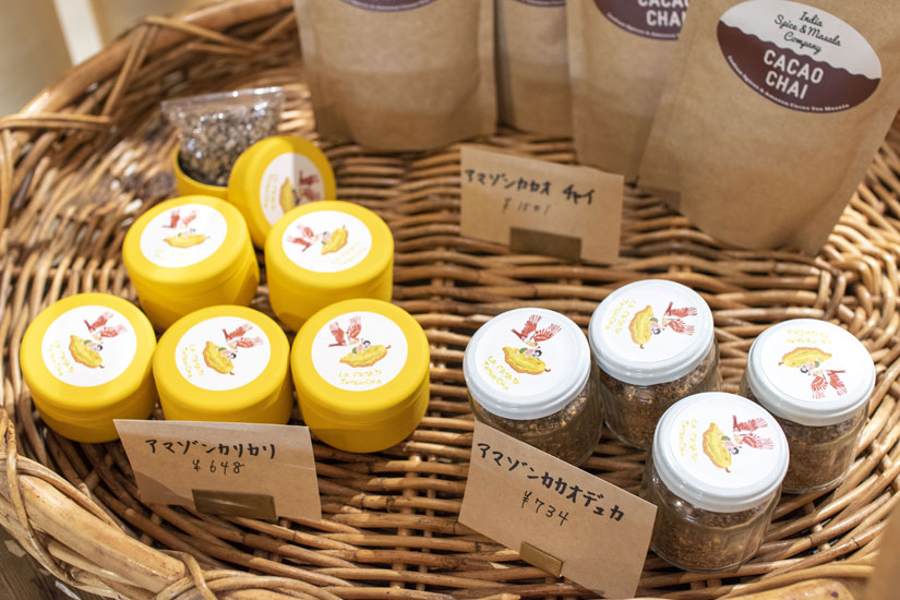 パッケージもかわいい「アマゾンカリカリ」はカカオニブの糖がけ。「アマゾンカカオデュカ」はザクザク食感のシーズニング。料理にひと振りして香ばしさをプラス