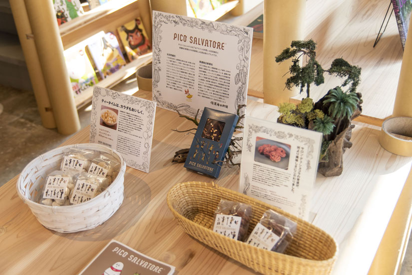 信濃毎日新聞社と共同開発している昆虫食ブランド「PICO SALVATORE」のクッキーやチョコクランチが買えます