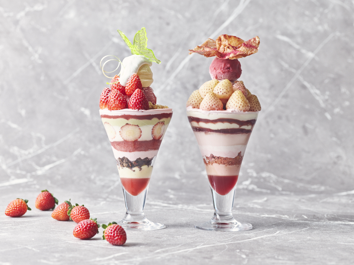 左から「赤いちご&カモミールパフェ」、「白いちご&ローズマリーパフェ」各4180円、「デュオ・パフェ」 7700円（赤いちごパフェ&白いちごパフェ各1個に選べるドリンク2種が付いたプラン）※ともにサービス料15％別