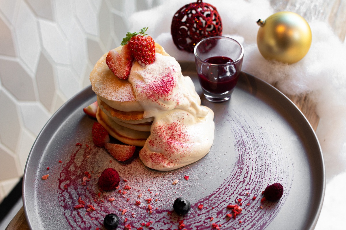 「季節のヴィーガンパンケーキ　豆乳クリームとベリーソース」1650円（イートイン限定）