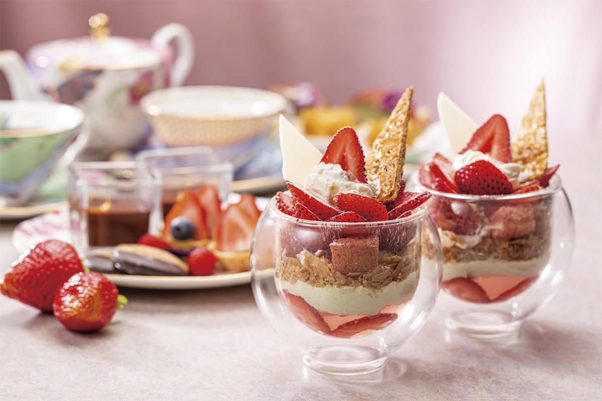 スイーツは全5種類。写真は「いちごとピスタチオのミルフィーユパフェ」