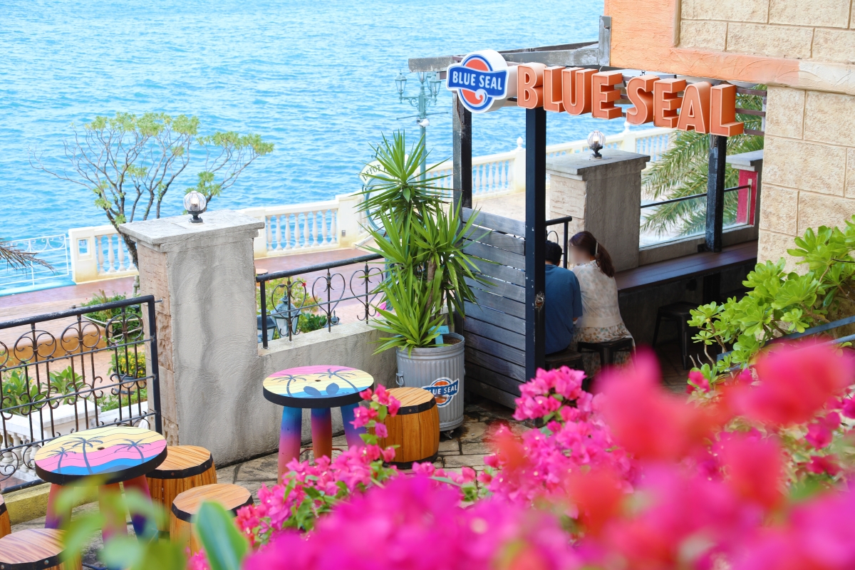 潮風を浴びながらカフェやティータイムをのんびりと