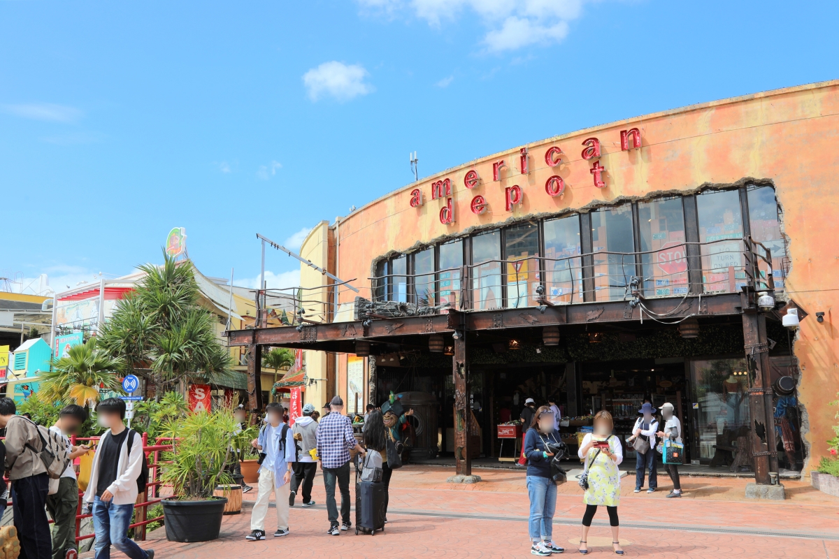 アメリカンビレッジ入口付近に位置する「アメリカンデポ」