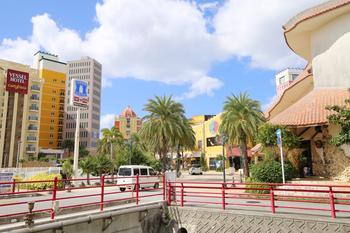 写真右の建物「AKARA」の屋根は沖縄伝統の赤瓦を使用