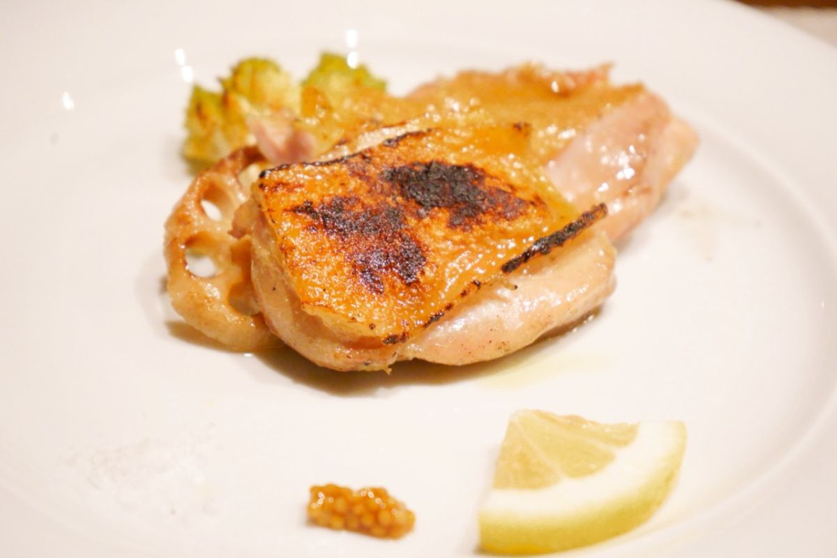 「お試しお任せコース」4200円のメイン「徳島県産阿波尾鶏の炭火焼マスタード添え」