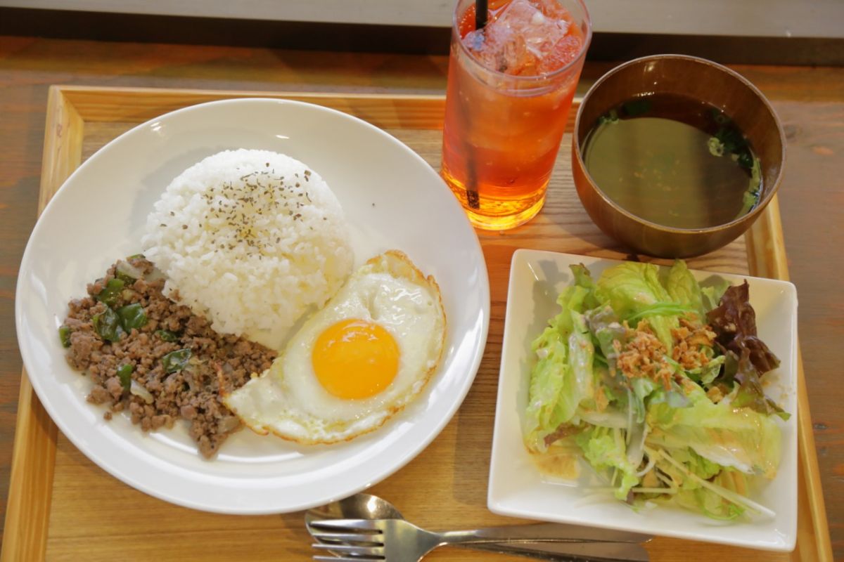 「祖谷ジビエガパオライス」850円（スープ・サラダ・ドリンク付き）