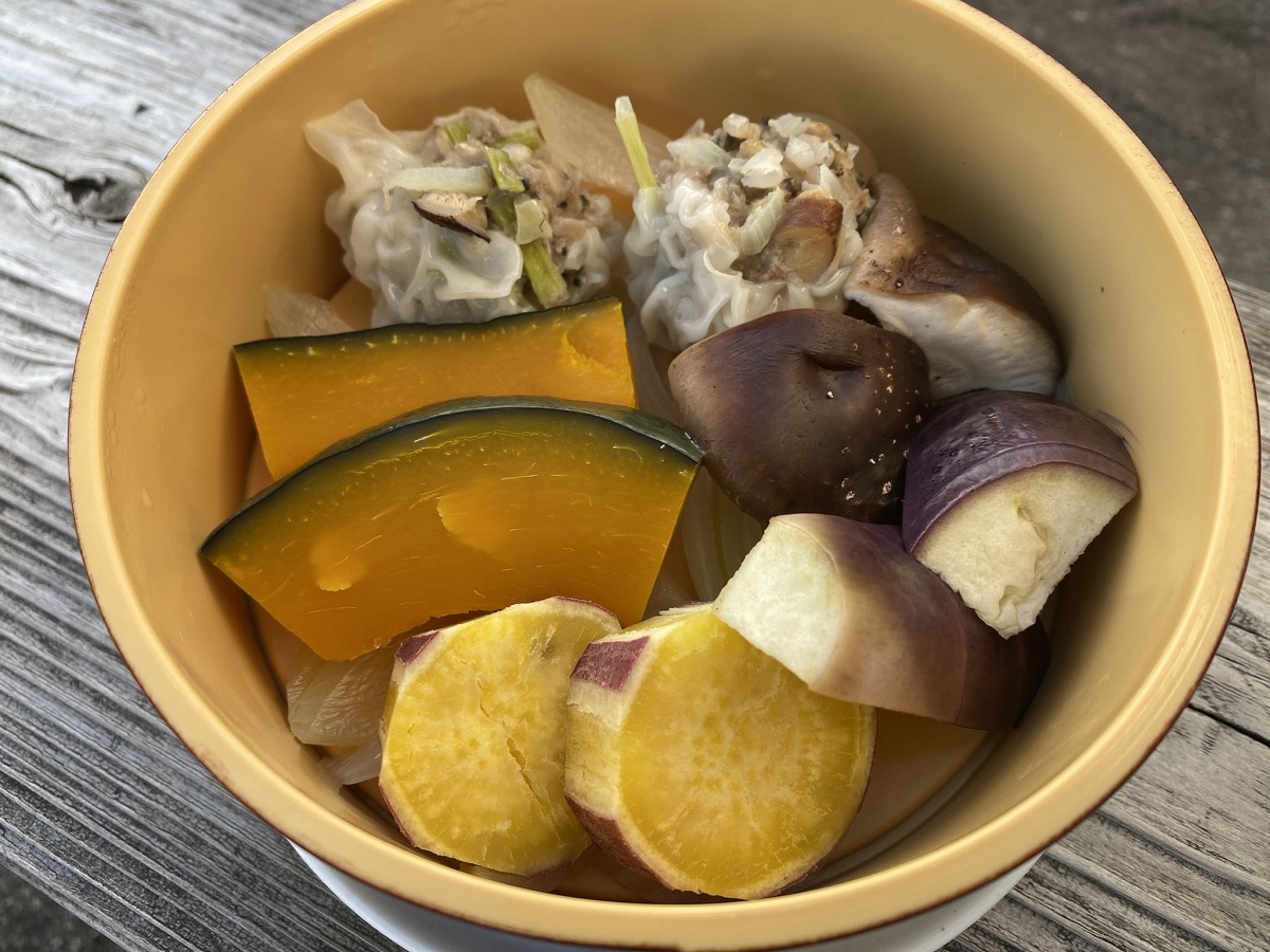 ニラそばシウマイと温野菜550円。ニラそばシウマイのみ4個だと520円