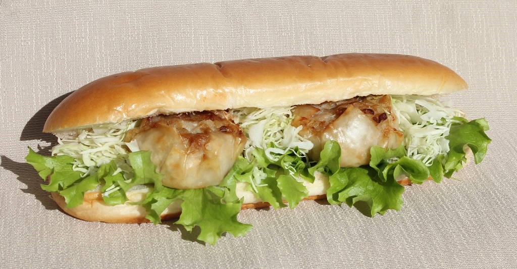 キャベツもたっぷり。ボリューム満点のシウマイドッグ250円