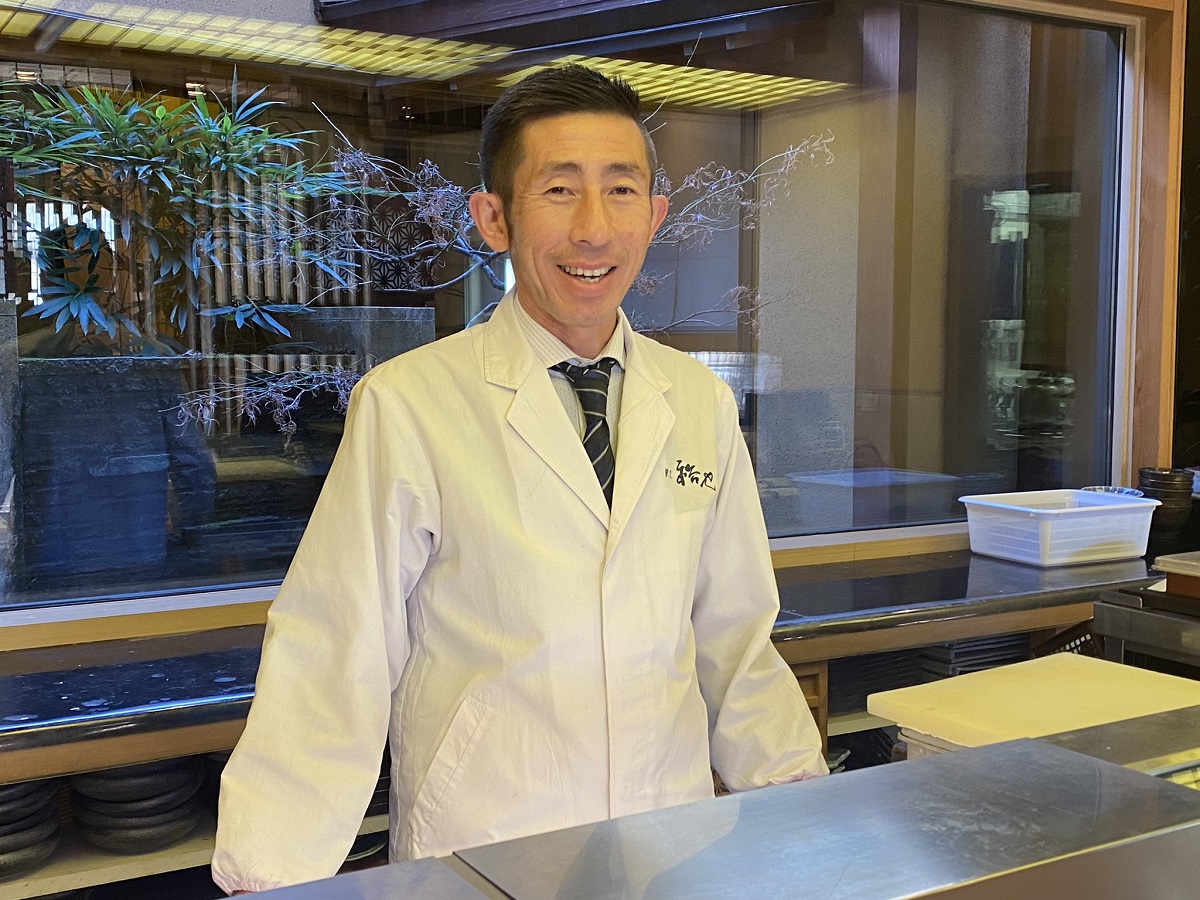 自由な創作料理に定評のある料理長の吉澤和益さん