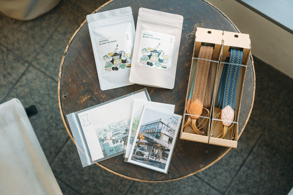 上から時計回りでブレンドティー1080円、ストラップ7480円、ポストカード4枚440円、フォトブック660円