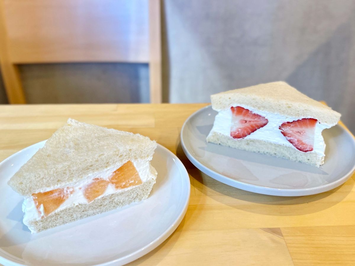 （左から）メロンサンド、あまりんサンド　各650円