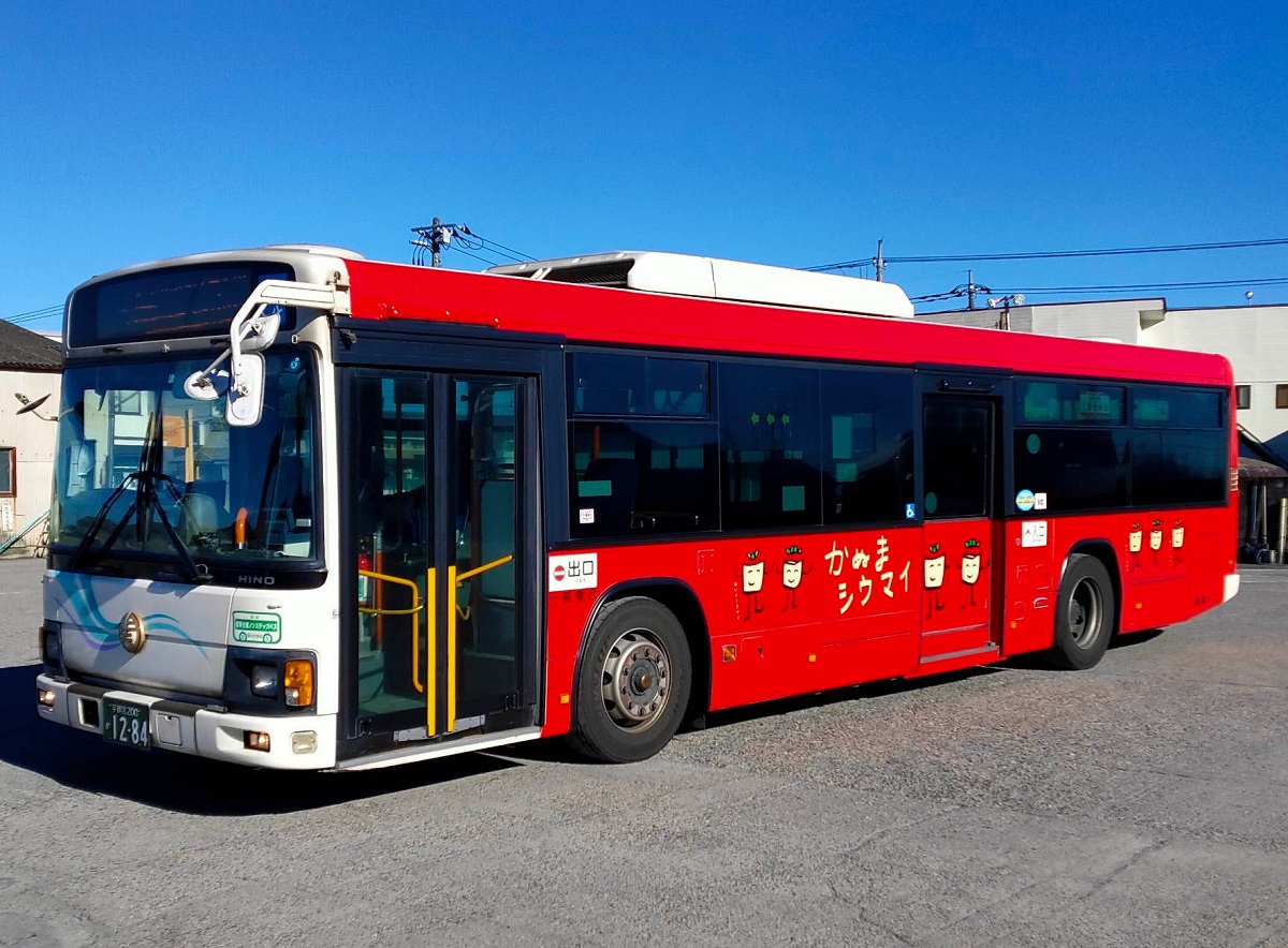 シウマイ餃子ラインを走るかわいいラッピングバス