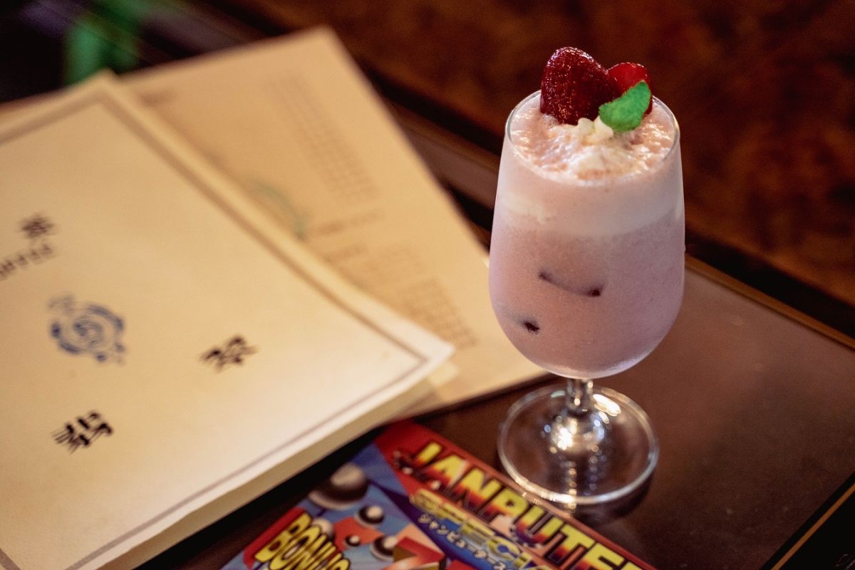 【京都】大箱の純喫茶「翡翠」でフルーツパフェをお供にまったりカフェタイム