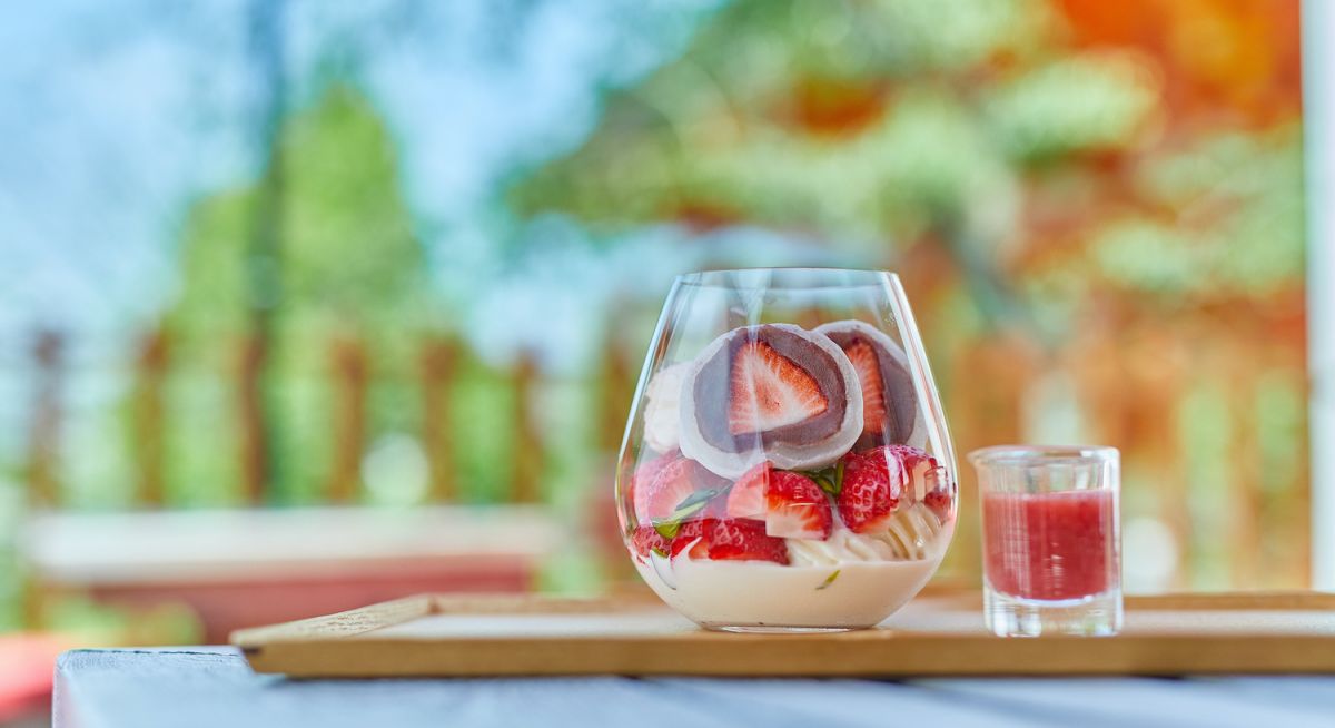 “さすが京都”なパフェ発見!八坂神社の鳥居内「NiKEN CHAYA CAFE」のいちご大福入りパフェ