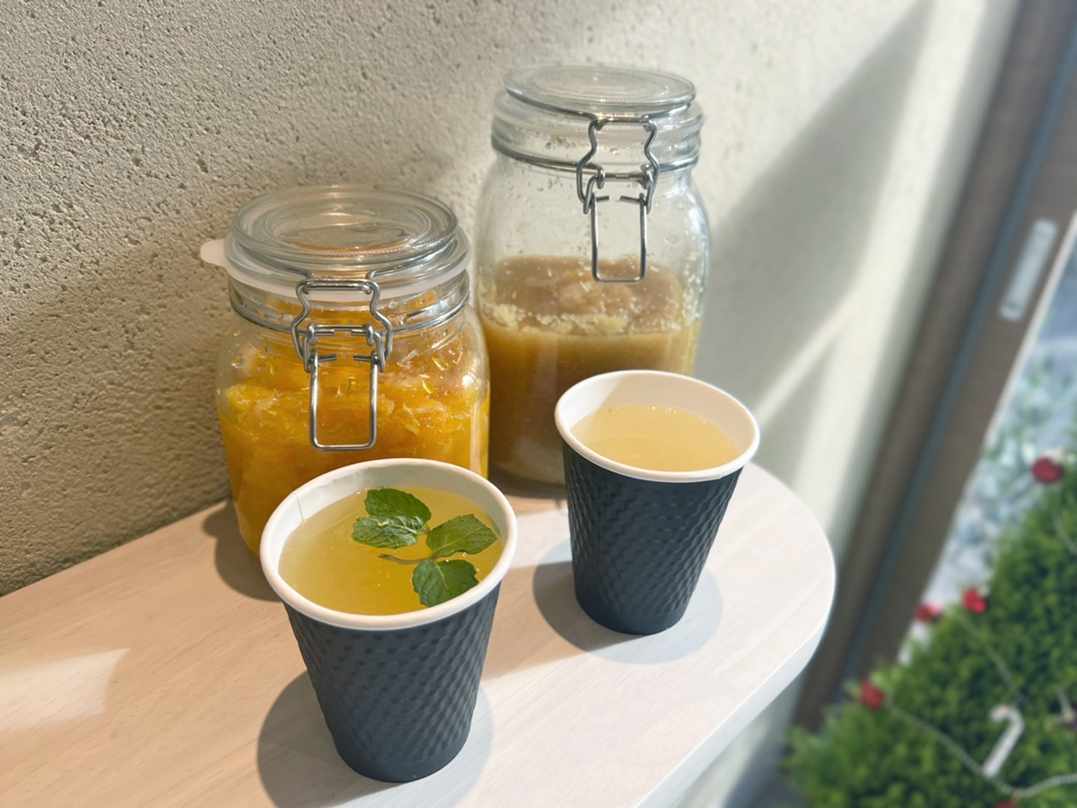 (左から)発酵オレンジエール(Hot) 450円、ホットレモンジンジャー 400円