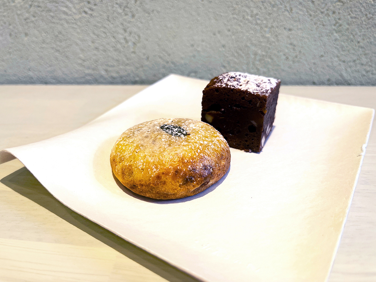 (左から)北海道ブルーチーズクラウドクッキー 450円、トリプルオーガニックチョコレートファッジブラウニー 150円