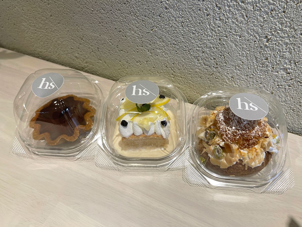 (左から)ショコラタルト アーモンドベース 580円、3種のミルククリームケーキ トレスレチェ small 450円、ココナッツシュークリーム メルシーブコ 450円