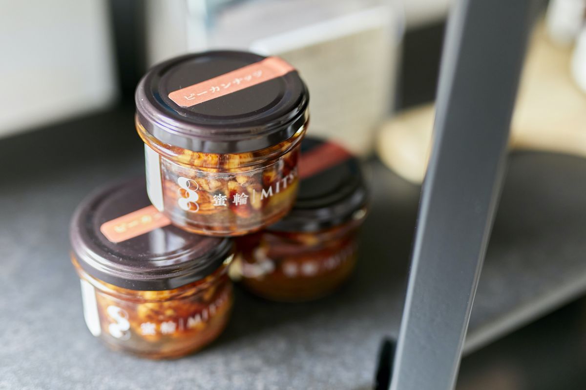 れんげ蜜120g1300円、はちみつ漬けピーカンナッツ100g1400円など