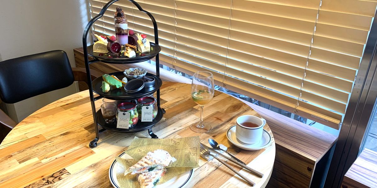 渋谷「CAFE THE KNOT」のまるでコース料理みたいなアフタヌーンティーを、アメリカンヴィンテージに囲まれて楽しむ