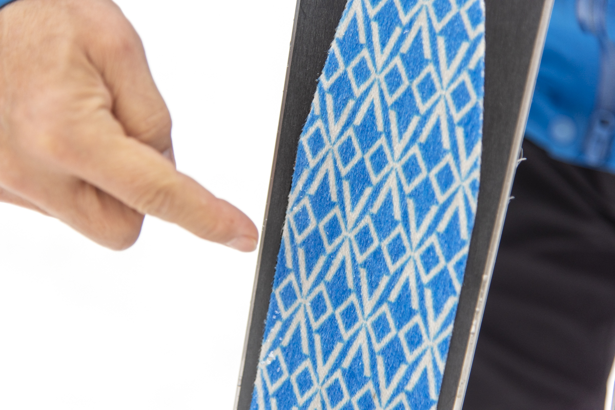 裏面に毛羽だった滑り止めのシールを付けたスノーハイク用のスキー。シールとはもともとアザラシのこと