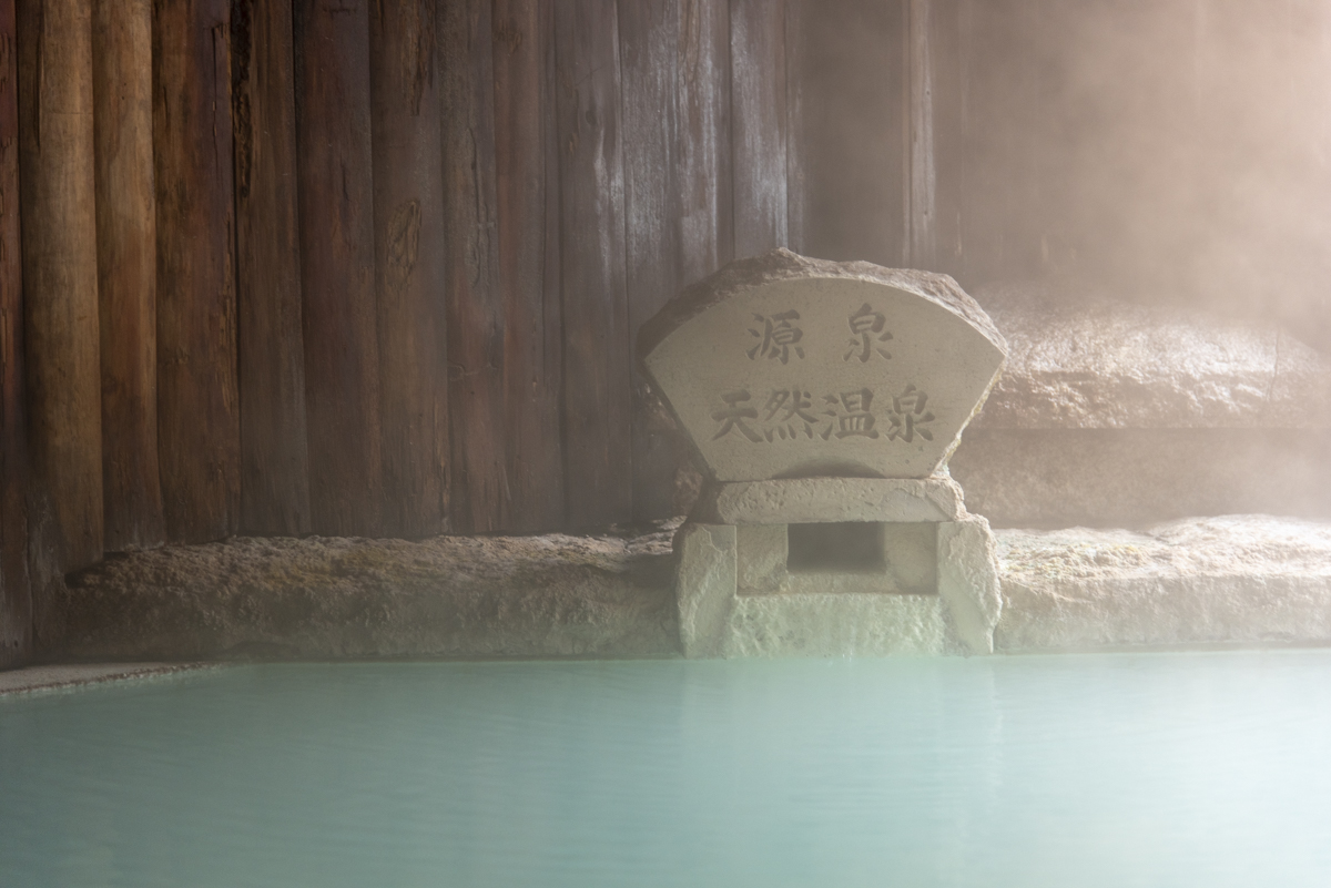 蔵王温泉は湯の香漂う硫黄泉。青みがかった淡いにごり湯で、美白効果ばっちり