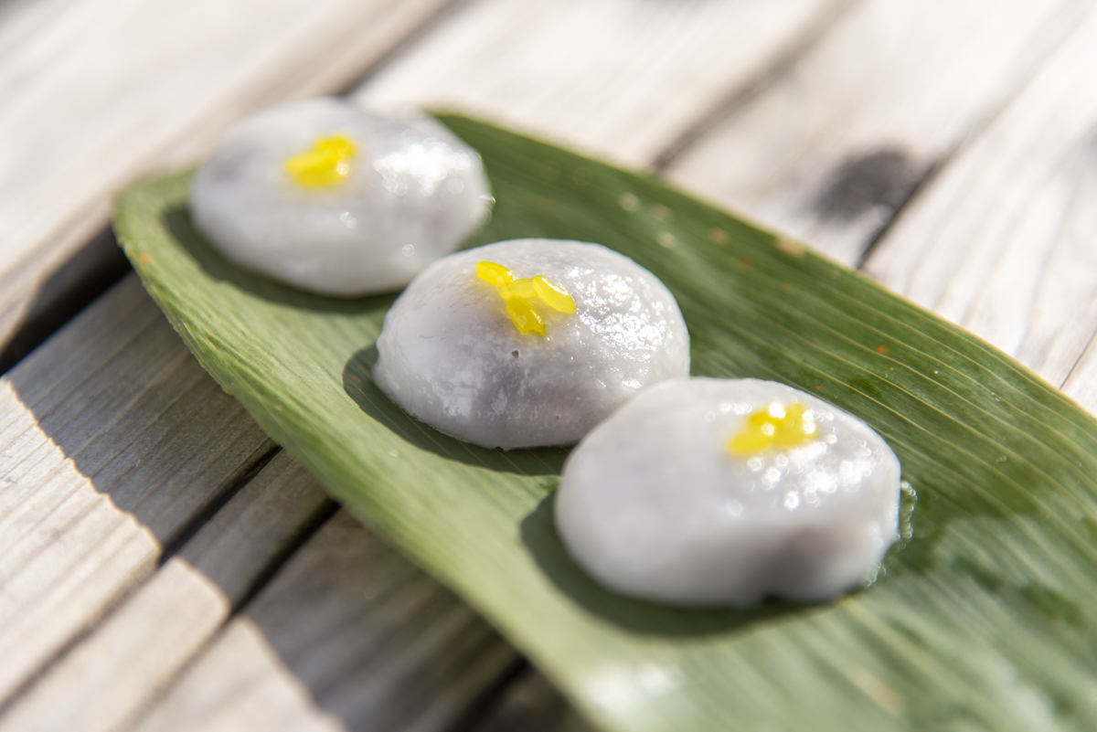 古くからの名物「稲花餅（いがもち）」を商う店もたくさんあります。蔵王の山から採ってきた本物のクマザサの香りが爽やか