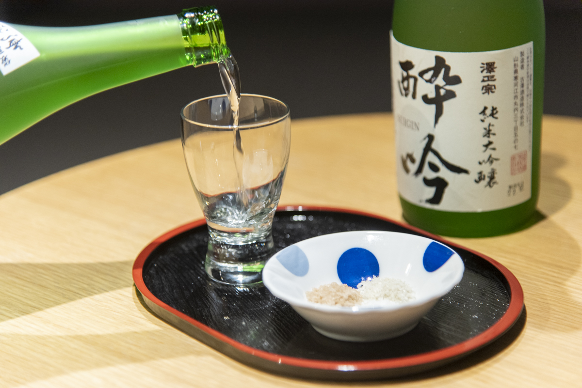 ミネラル豊富な日本海の塩が日本酒の味をひきたてます