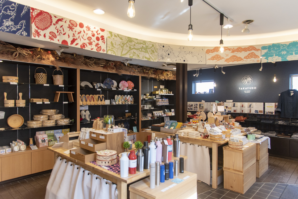 手ごろなみやげから職人さんが手掛けた工芸品まで幅広く揃う