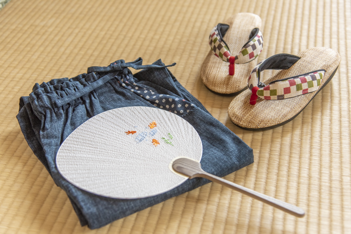 温泉もんぺ6325円、京団扇0000円、レディース雪駄9790円