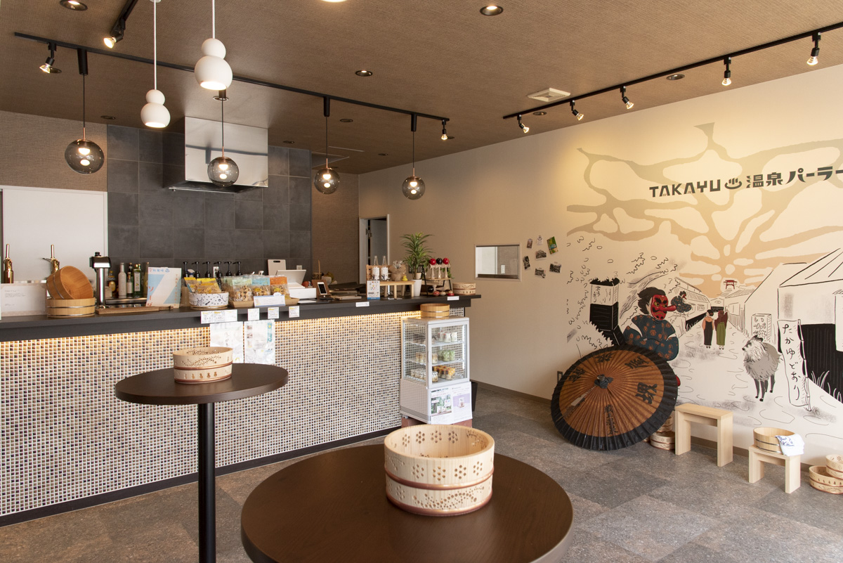 レトロかわいい店内。高湯を描いた壁画がファンタジック。カモシカはホントにときどきいるそう